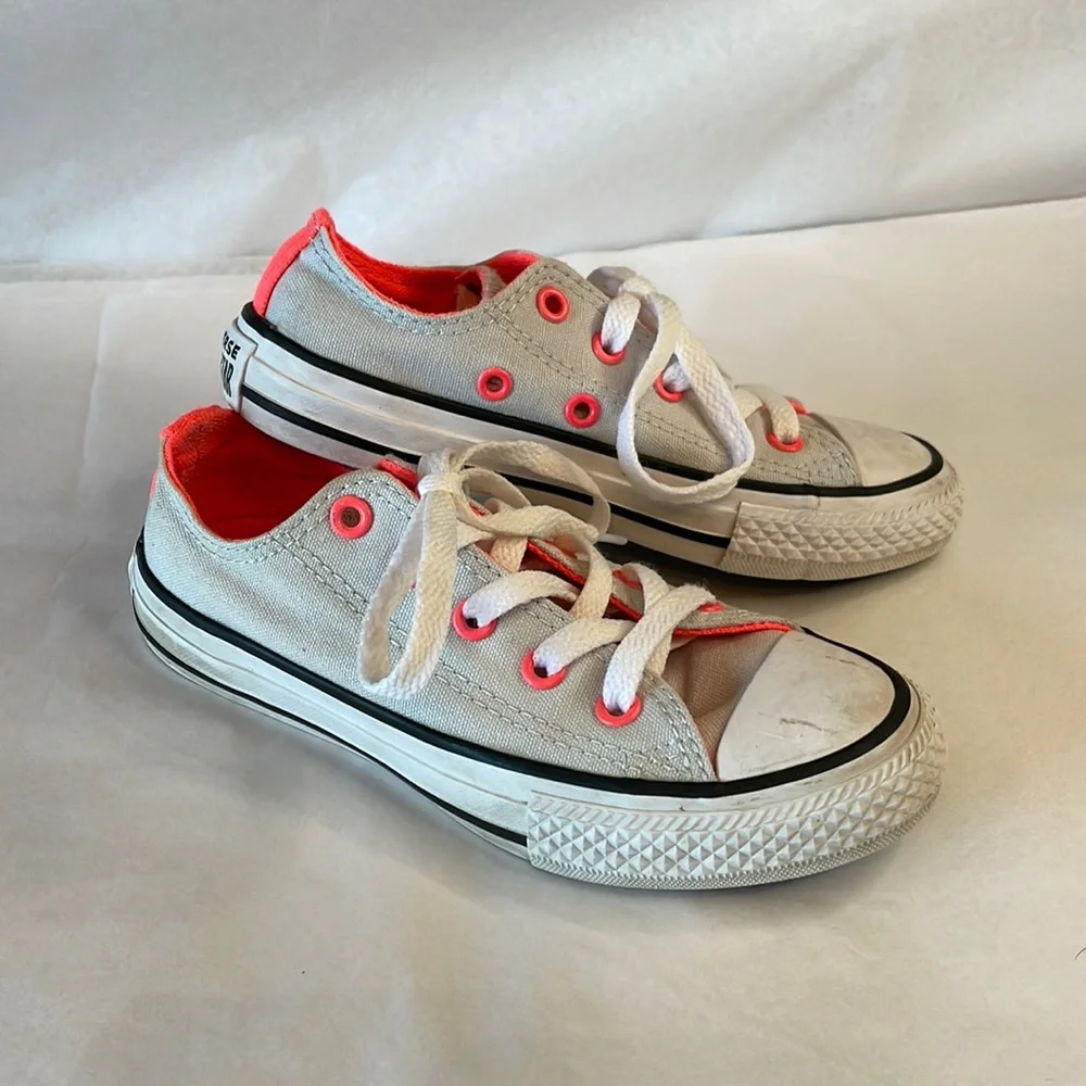 Converse white canvas trimmed‎ in neon pink size 12